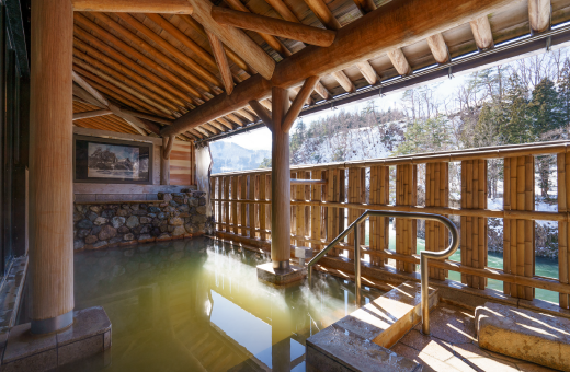 冬の旅と言えば、絶対に温泉は外せない。「白川郷の湯」は、この地で唯一の天然温泉で、露天風呂の湯ぶねからは、日本海まで流れる庄川、白山連邦の真名古の頭（まなこのかしら）が見れちゃう。温泉に入ると心も裸になったように、何でも正直に話せてしまう。大親友のサエが一緒ならなおさら。付き合っている彼氏のこと、仕事のこと、そして将来のことまで、大事な話からどうでもいい話まで、たくさん話しちゃったな。墨絵のような白一色の景色を見ながら、心身共に温かくなりました。
