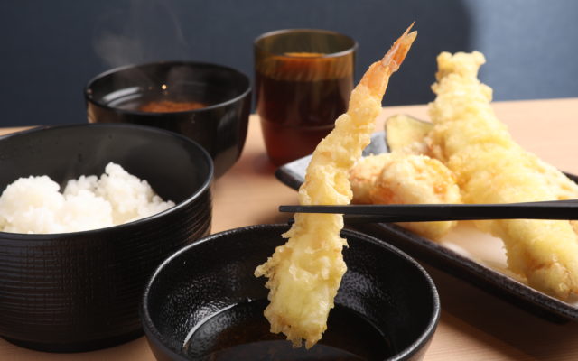 柳橋中央市場の人気店が栄エリアに初進出。旬の創作天ぷらをお手頃価格でいただきます！