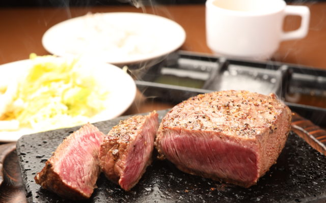 富士溶岩石で焼き上げるステーキを味わう、本場沖縄から『やっぱりステーキ』が名古屋へ！
