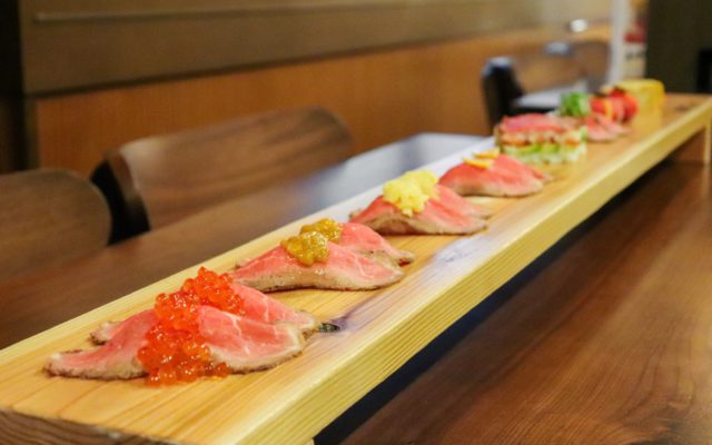 忘新年会におすすめ！全長120cmの「7種のローストビーフ寿司食べ比べ」で盛り上がろう
