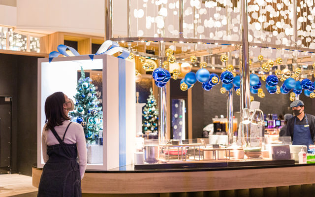 ヒルトンのクリスマスビュッフェ 今季は“ブルー“。豪華で伝統的な各国の料理を体験しよう