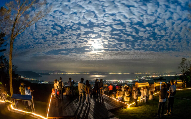 月と星空・夜景の神秘的な競演！ナイトゴンドラで行く『びわこ箱館山』の絶景空中散歩【滋賀】