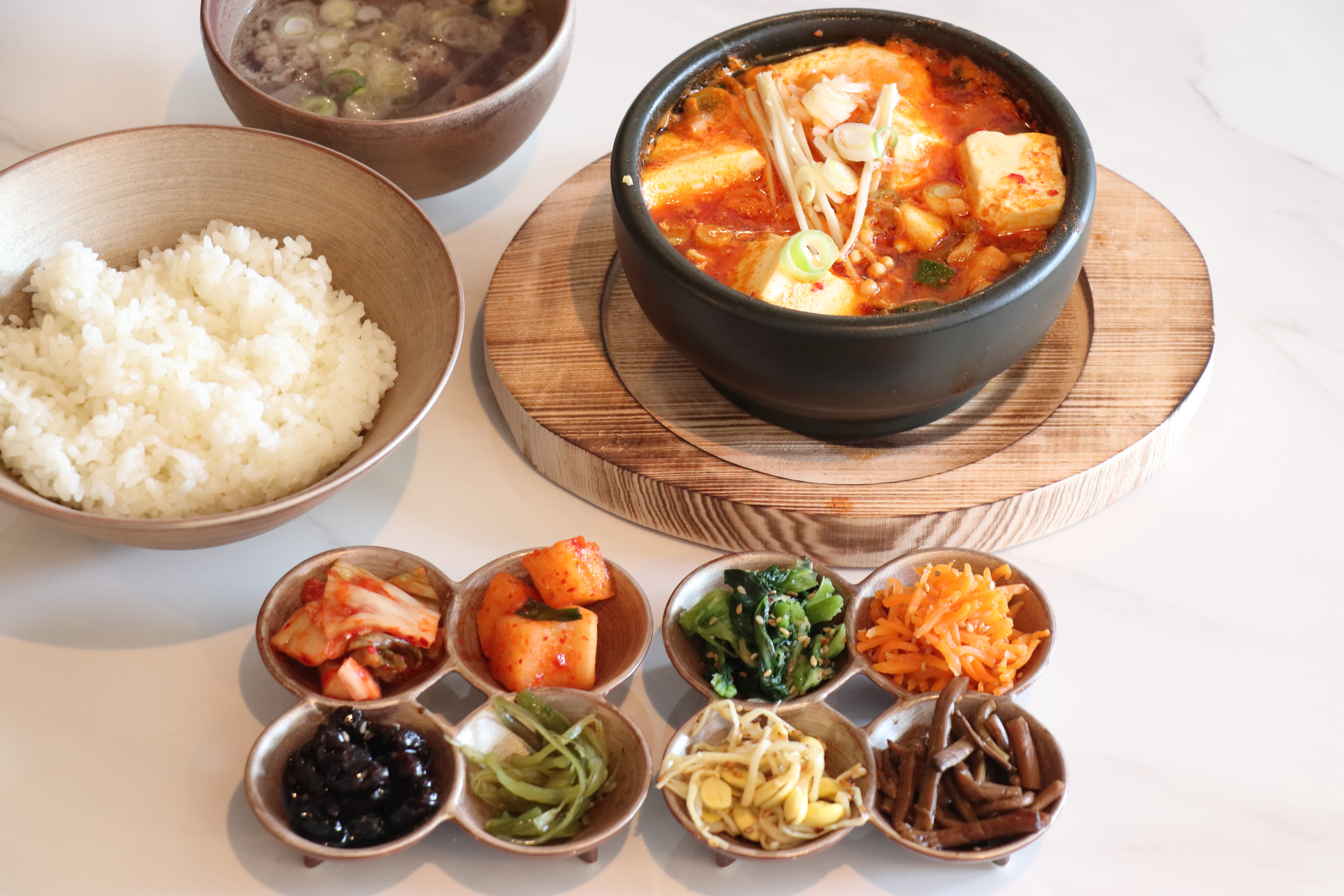 栄・矢場町の韓国料理『SOAr（ソア）名古屋店』8種のおばんざい付き