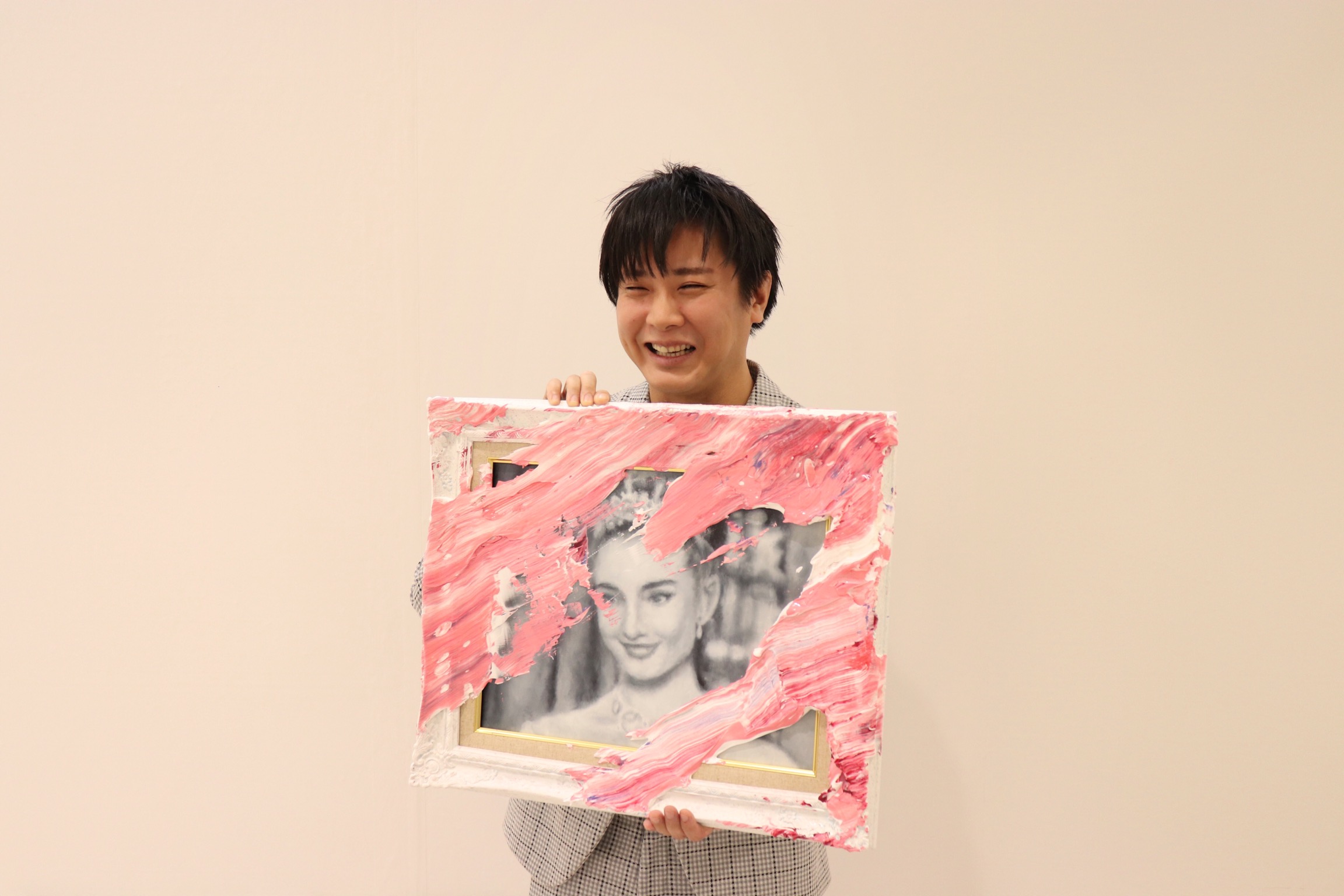 今話題の画家・杉田陽平 地元で個展初開催「お客さんと一緒にアートの