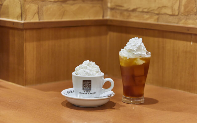 名古屋の老舗喫茶『べら珈琲 栄店』で生クリームたっぷりの名物ウインナーコーヒーを堪能