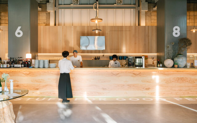 金山駅の新複合施設『24PILLARS』でカフェ&木工アートをおしゃれに満喫