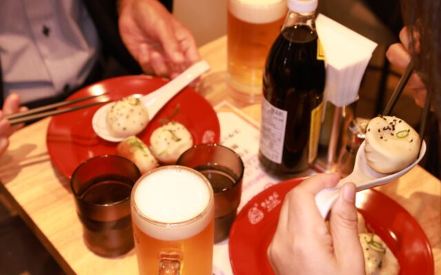 火傷に注意⁉日本一スープが多いと噂の焼き小籠包専門店が新登場-名古屋初
