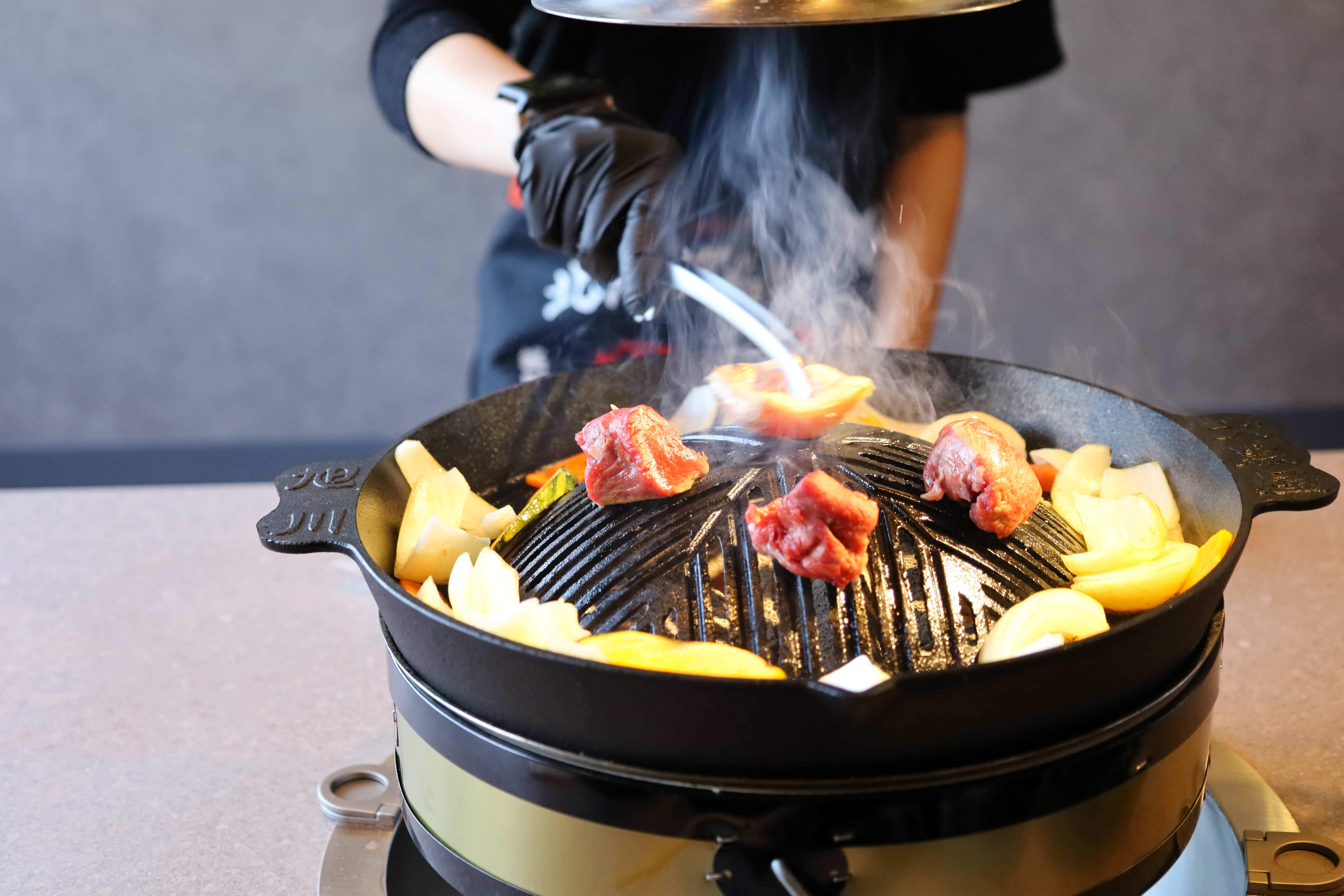 ジンギスカンの名店が東海圏に初進出！日進竹の山で上質なラム肉と