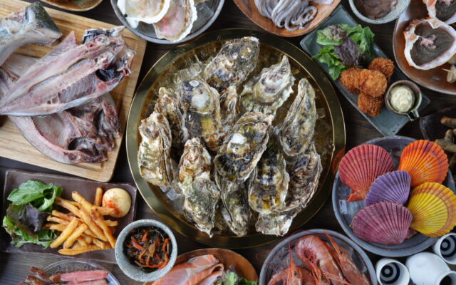 南知多に日本最大級の牡蠣小屋が誕生！鉄板で焼く海辺の新スタイルで牡蠣&海鮮を食べ放題
