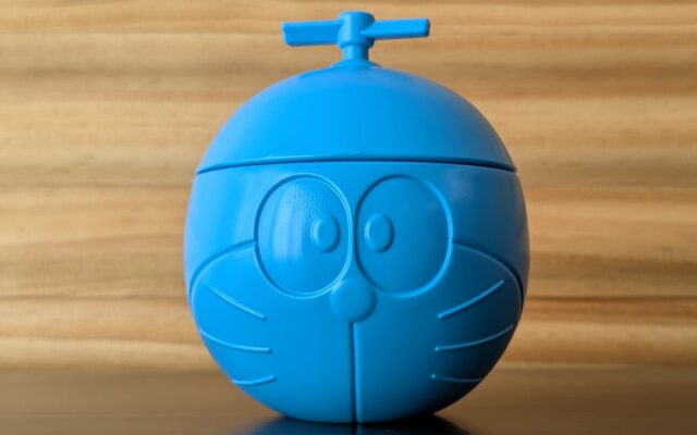 ドラえもんが井村屋のボールアイスに！昔懐かしい駄菓子のソーダ味に大人も夢中