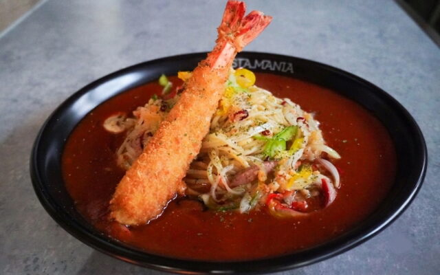 なごやめしファン歓喜のコラボ！あんかけパスタにまるは食堂ジャンボエビフライのせ