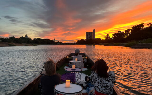 夕焼けから夜景へ水上の特等席！岡崎城下舟あそび夏限定のボートグランピング開催中