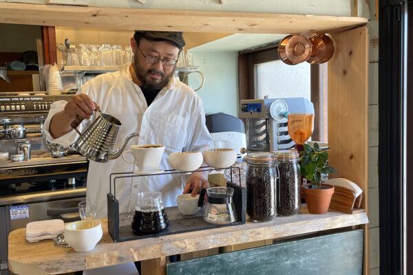 コーヒーの森を丸ごと味わう…？名東区一社に農園直営の自家焙煎カフェが誕生